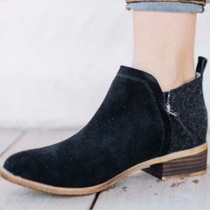 Toms Deia Bootie Black Suede Flat Ankle 8.5